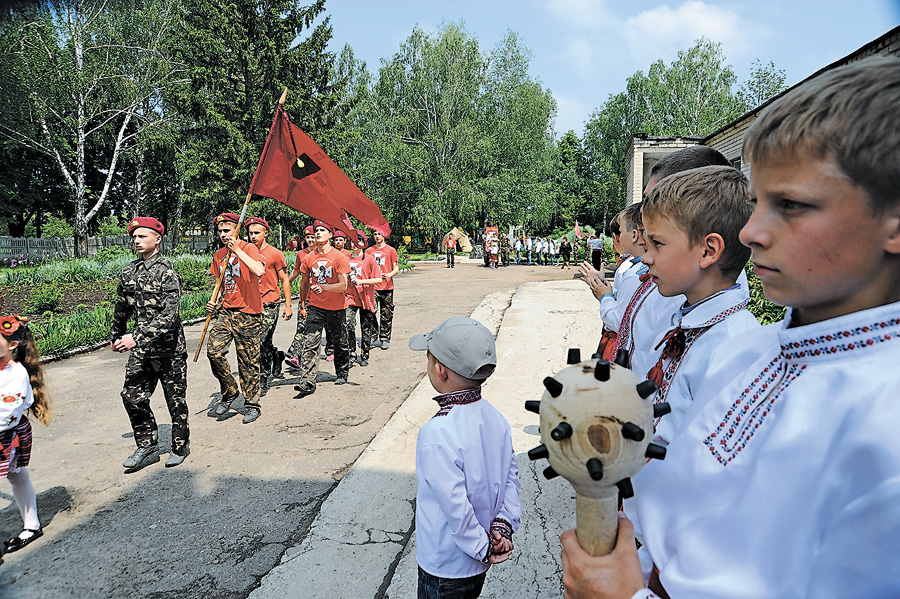 Юні козаки тримають чіткий крок. Фото Олега ГАНІНА